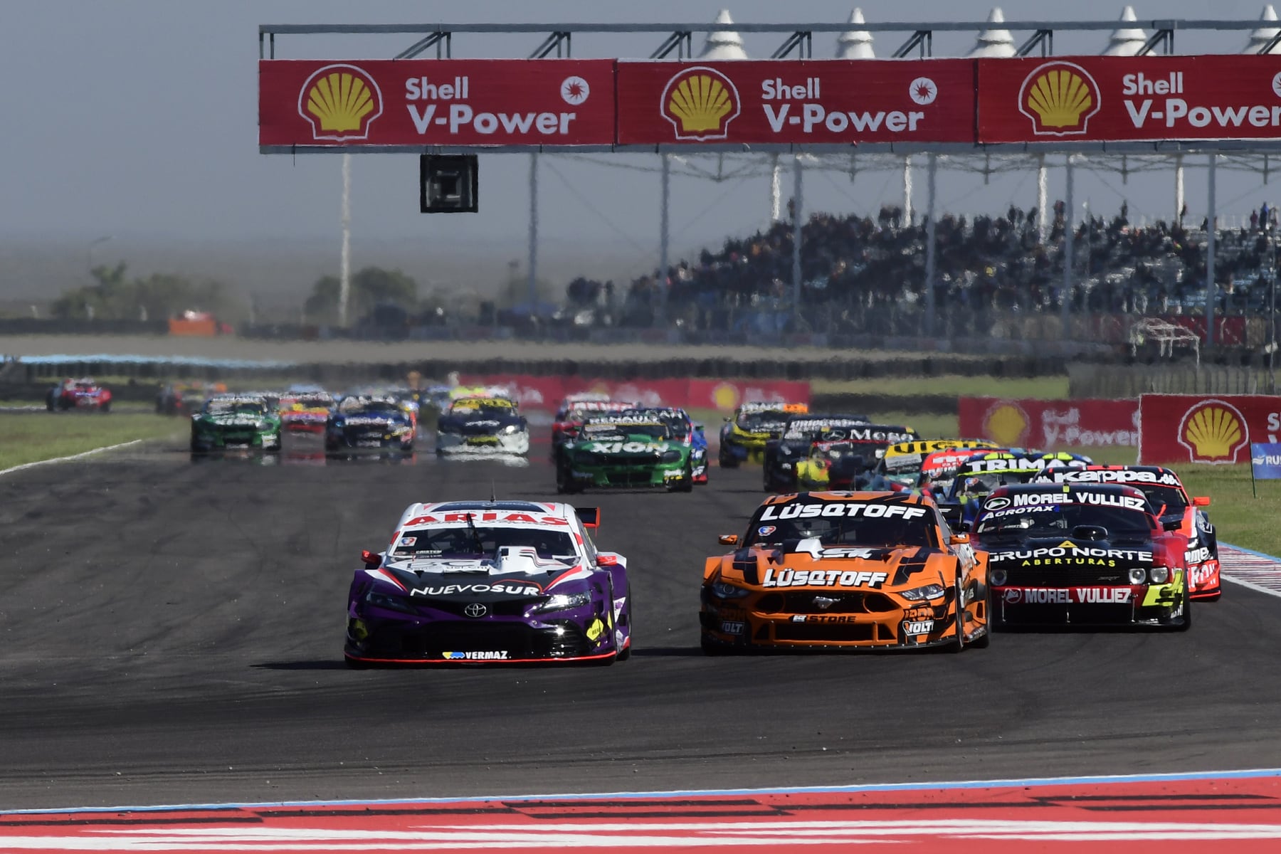 La nueva generación de autos muestra paridad en las pistas