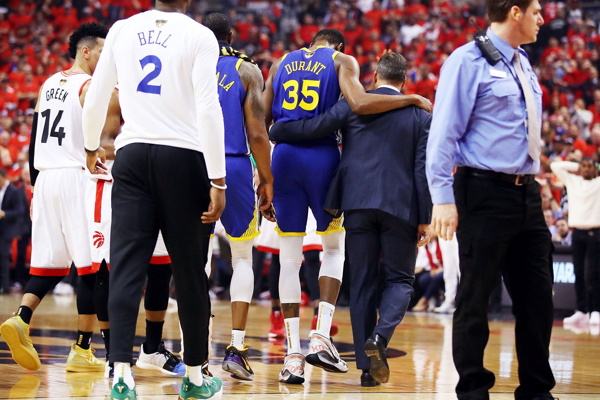 Kevin Durant es llevado a los vestuarios tras su lesión.