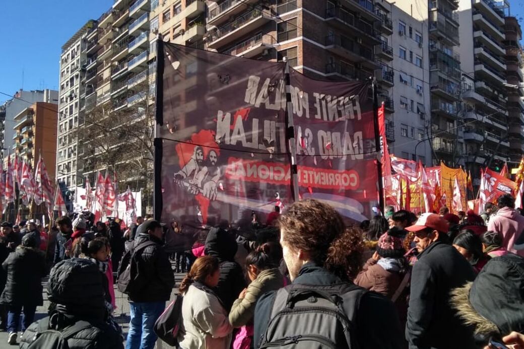 Un momento de la concentración, frente a la vieja Facultad de Ingeniería.