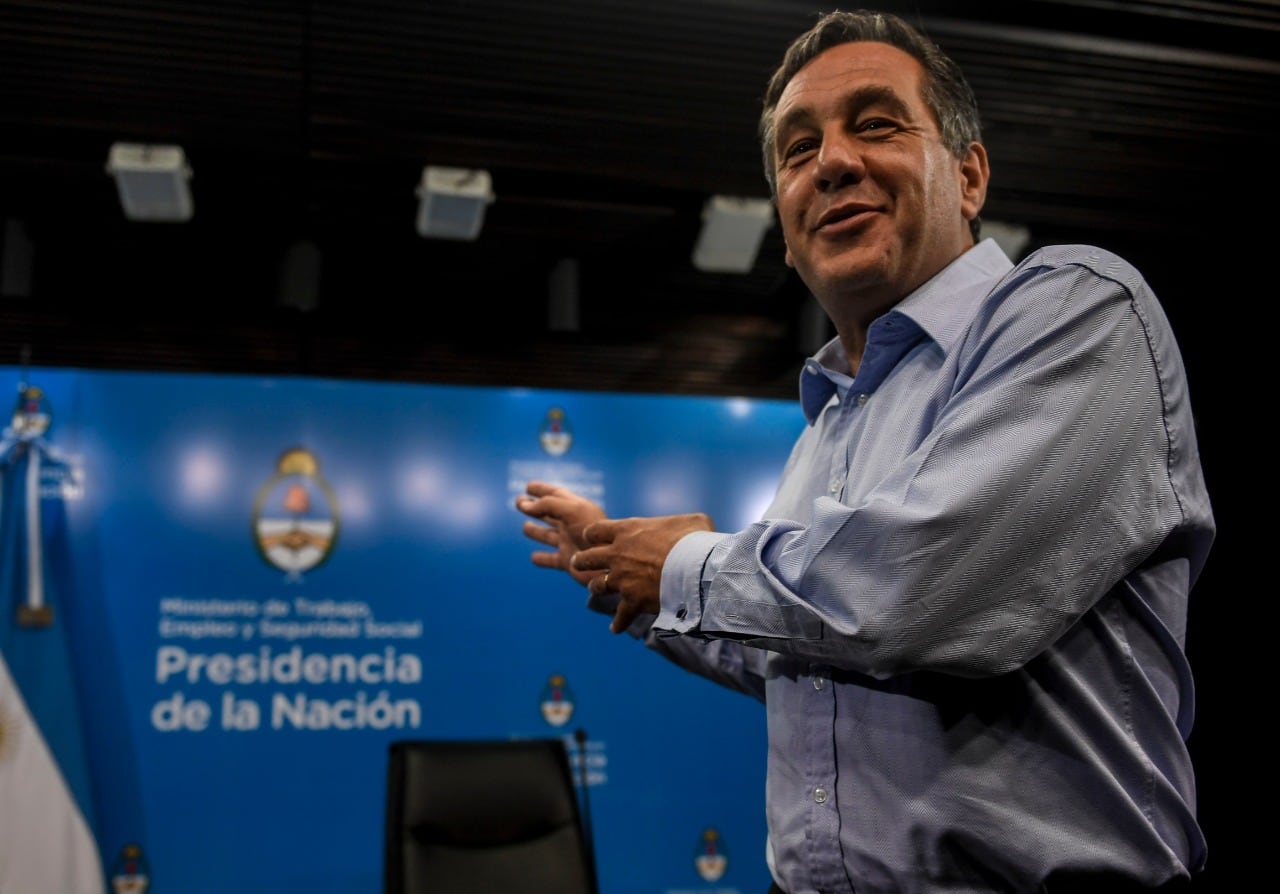 El exministro de Educación, Alejandro Finocchiaro nunca reclamó a las empresas que no cumplieron con sus contratos.