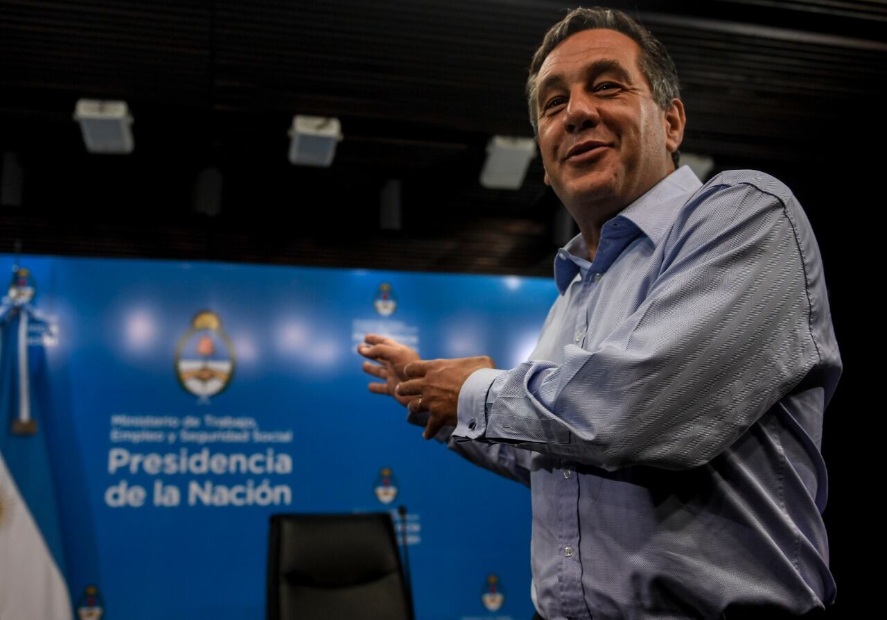 El exministro de Educación, Alejandro Finocchiaro nunca reclamó a las empresas que no cumplieron con sus contratos.