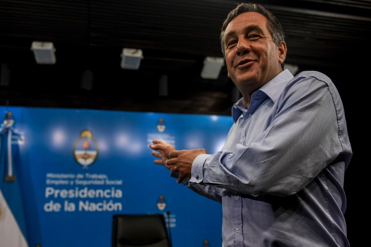 El exministro de Educación, Alejandro Finocchiaro nunca reclamó a las empresas que no cumplieron con sus contratos.