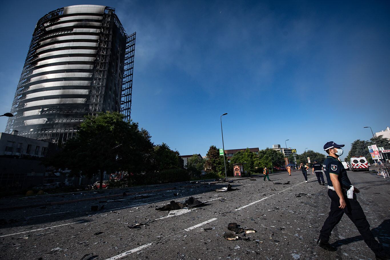 El edificio de 20 pisos que se incendió en Milán.