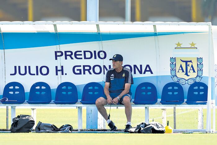 Bauza en la soledad del predio de Ezeiza donde se entrena la Selección.