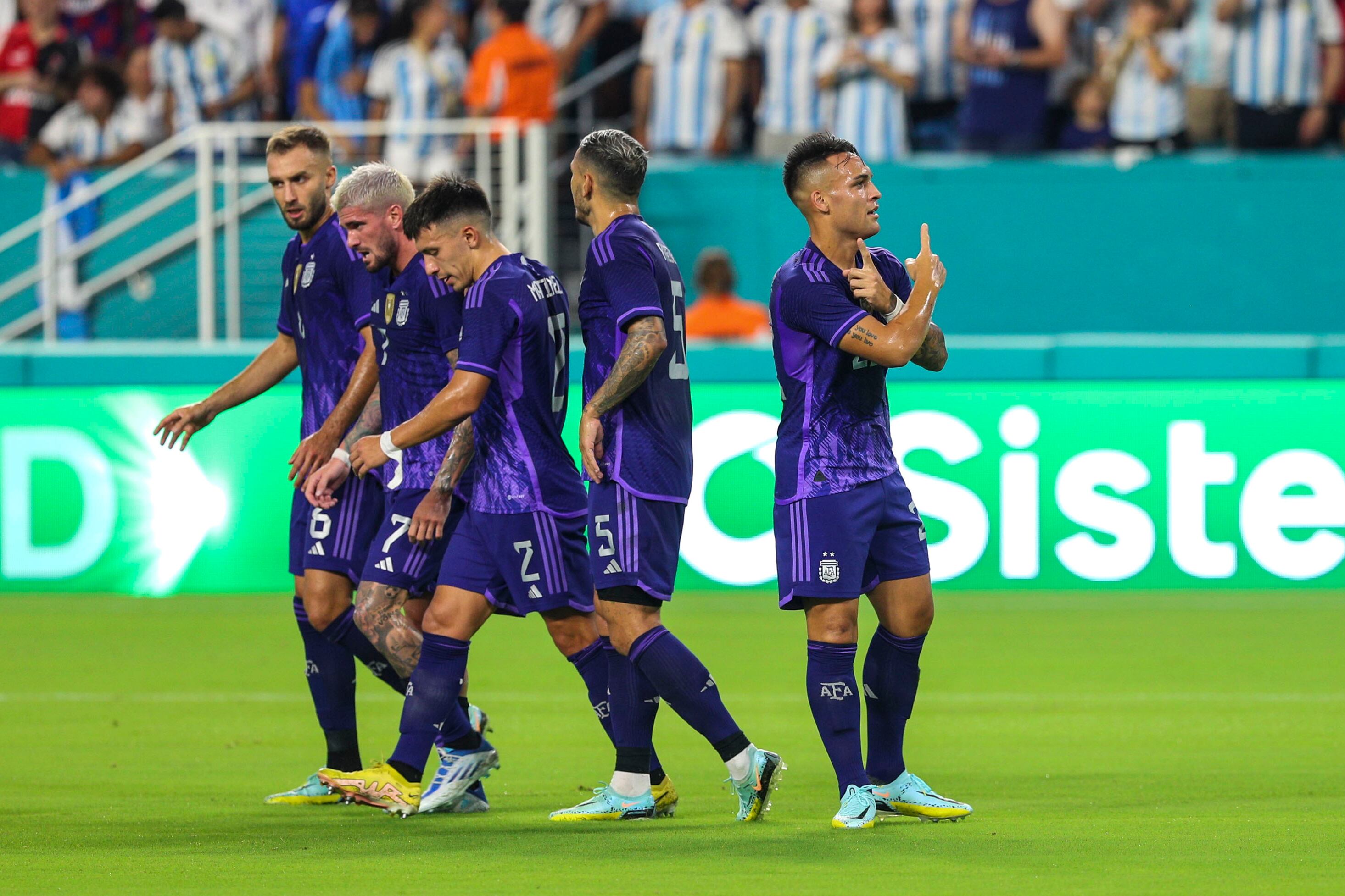 Lautaro Martínez festeja el primer gol de Argentina