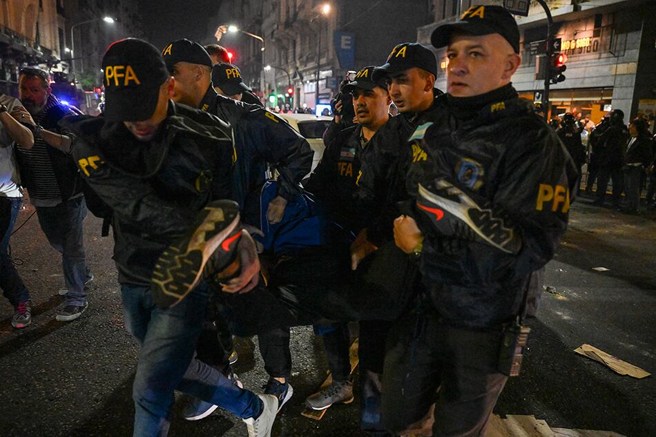 La cacería policial “levantó” inicialmente 33 personas.