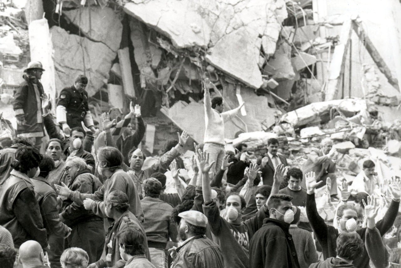 El edificio de la AMIA tras el atentado, en 1994.