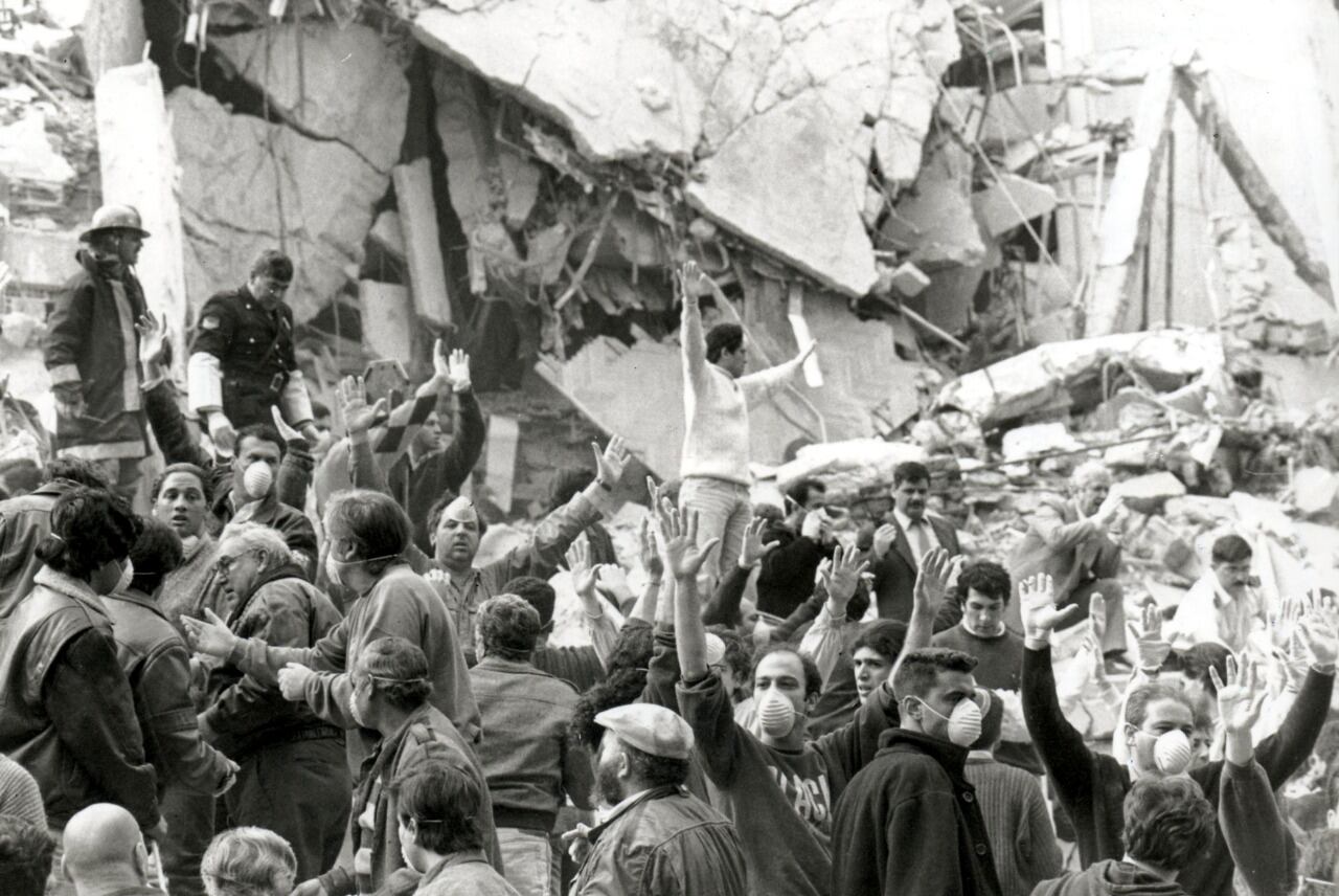 El edificio de la AMIA tras el atentado, en 1994.
