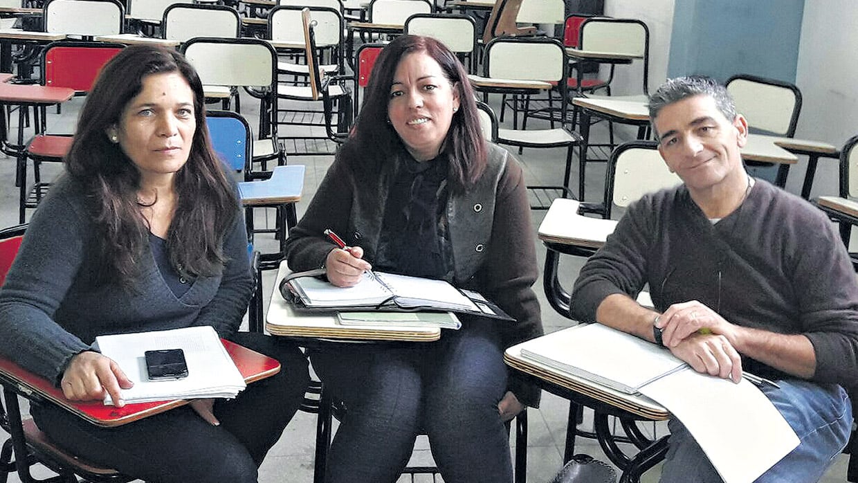 Alba Susana Changala, Sonia Pujol y José Parisi, tres de los egresados de la primera camada de abogados de la Facultad de Derecho de la UnPaz.