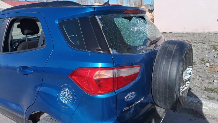 La concejala de la localidad de Perito Moreno recibió en la luneta de su auto un disparo de aire comprimido, cuando participaba de una caravana en repudio al atentado contra por la vicepresidenta.