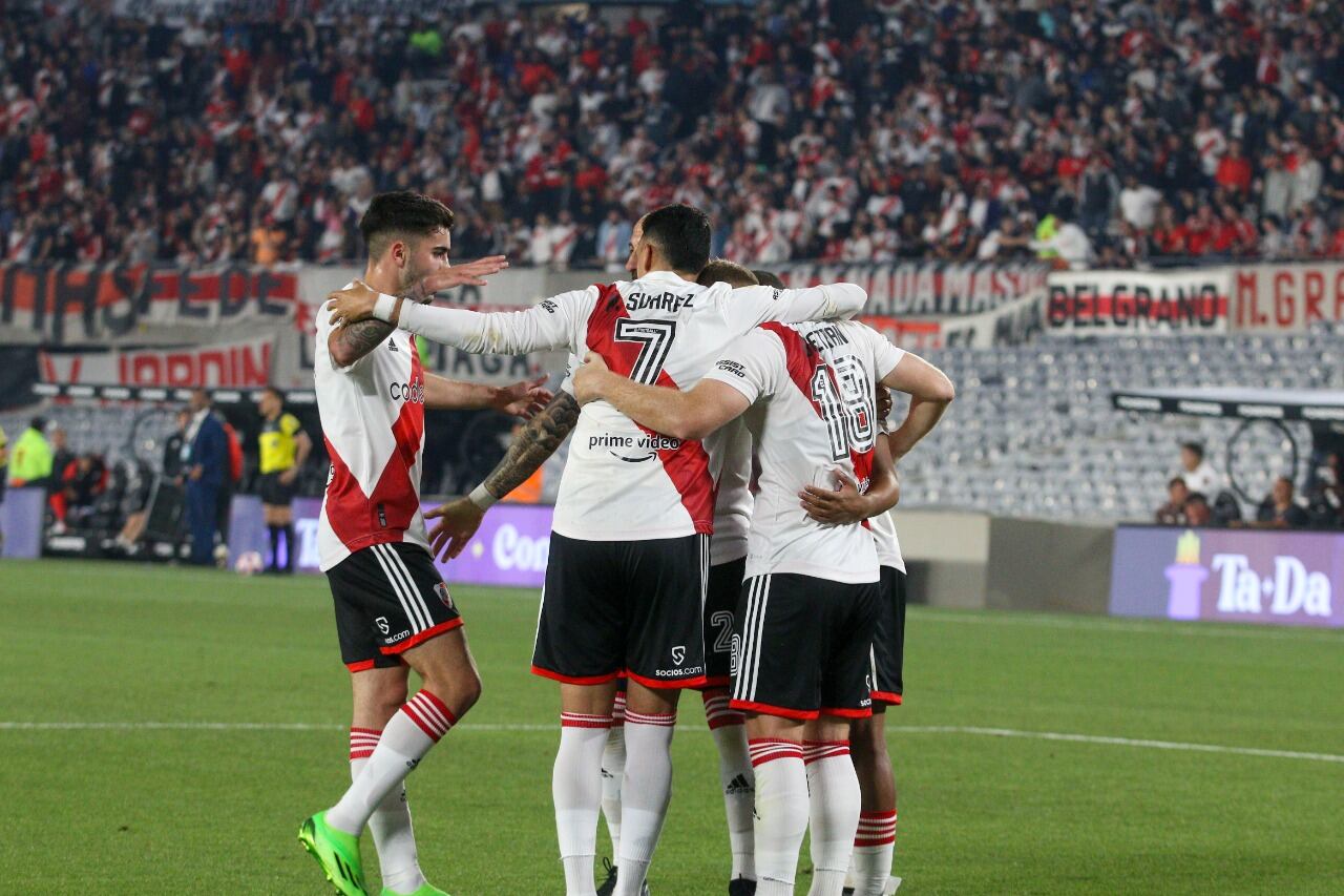 Abrazo grupal para De la Cruz tras el gol que rompió la monotonía