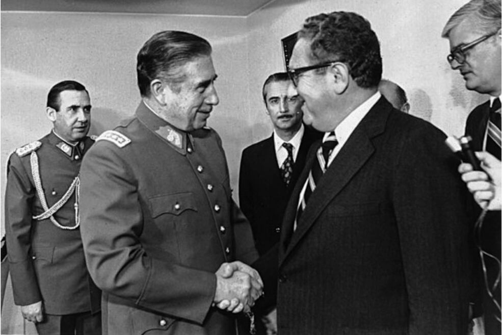El dictador chilenoAugusto Pinochet saluda a Kissinger.