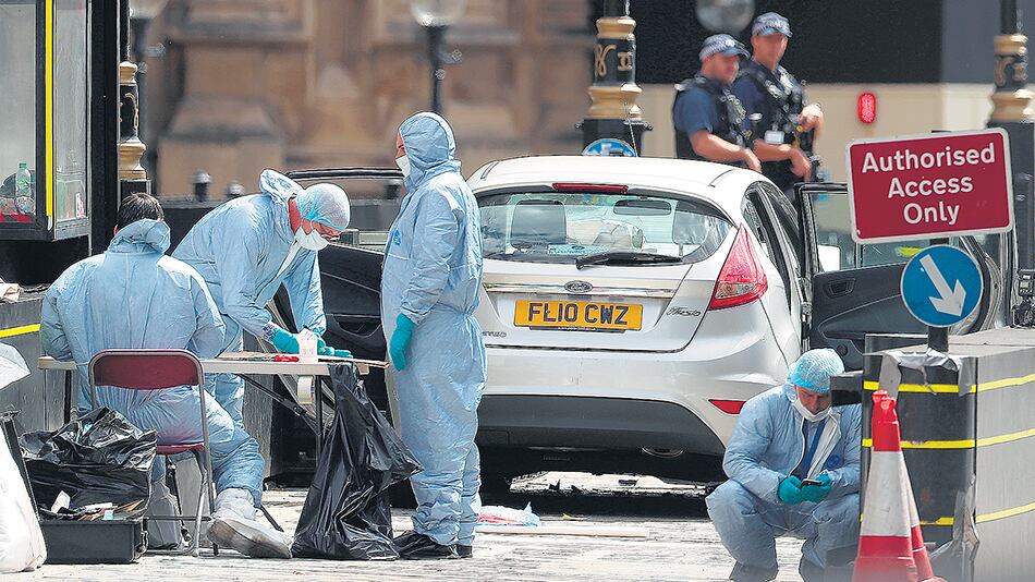 Un equipo de expertos forenses trabaja en la escena del incidente en Londres.