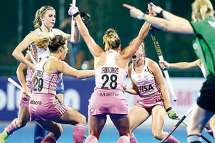 Las Leonas festejan la victoria frente a Inglaterra.