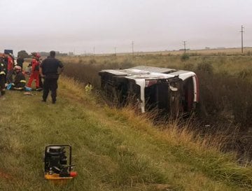 Así quedó el micro de la empresa Ruta Atlántica que volcó en la autovía 2 a la altura de Vivoratá.