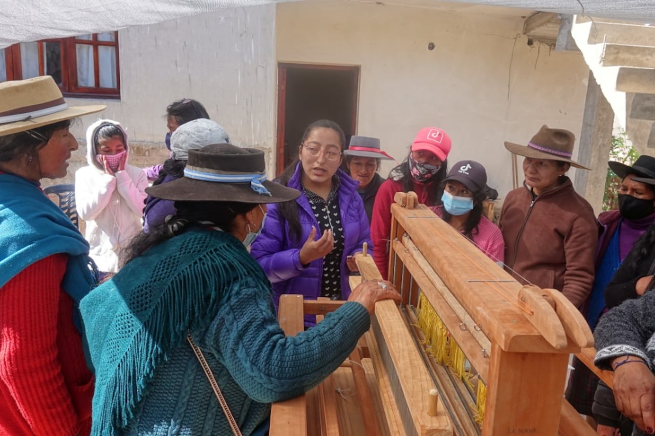 En uno de los talleres colectivos de tejido
