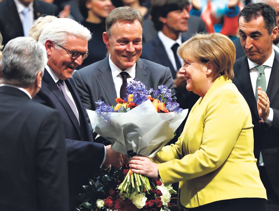 La canciller Angela Merkel saludó a Frank-Walter Steinmeier, que en un principio no era su candidato. 