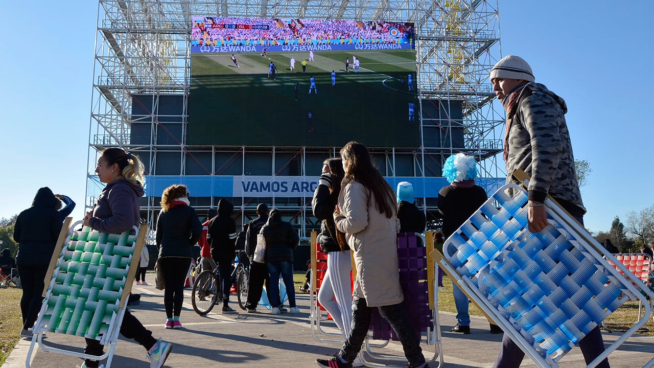 En zona sur muchos desafiaron el frío para ver a la selección en el futuro Museo del Deporte.