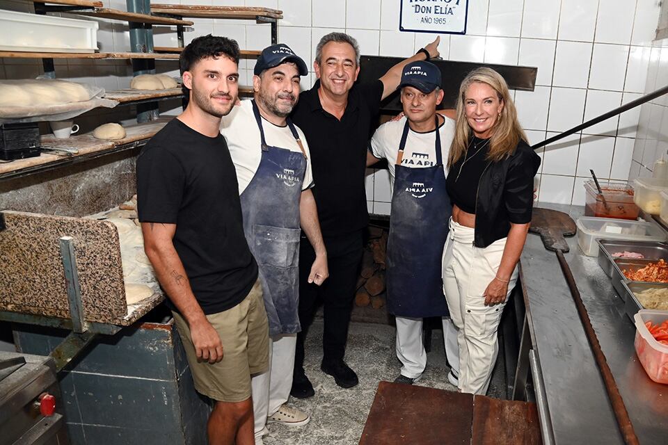 Javkin y Schmuck en el horno de la pizzería.