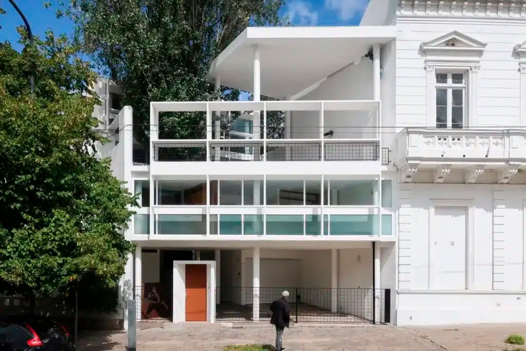 Una imagen del frente de una casa histórica. 