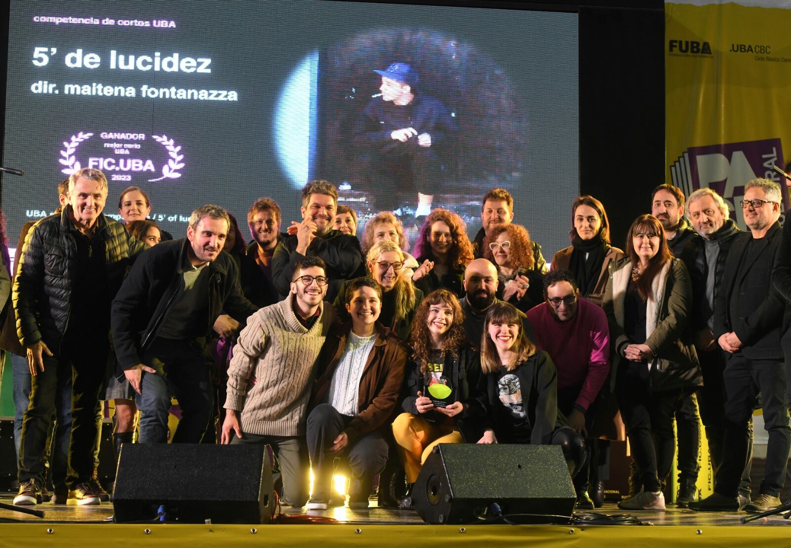 El equipo de 5' de lucidez, de Maitena Fontanazza, que ganó la competencia de Cortos UBA.