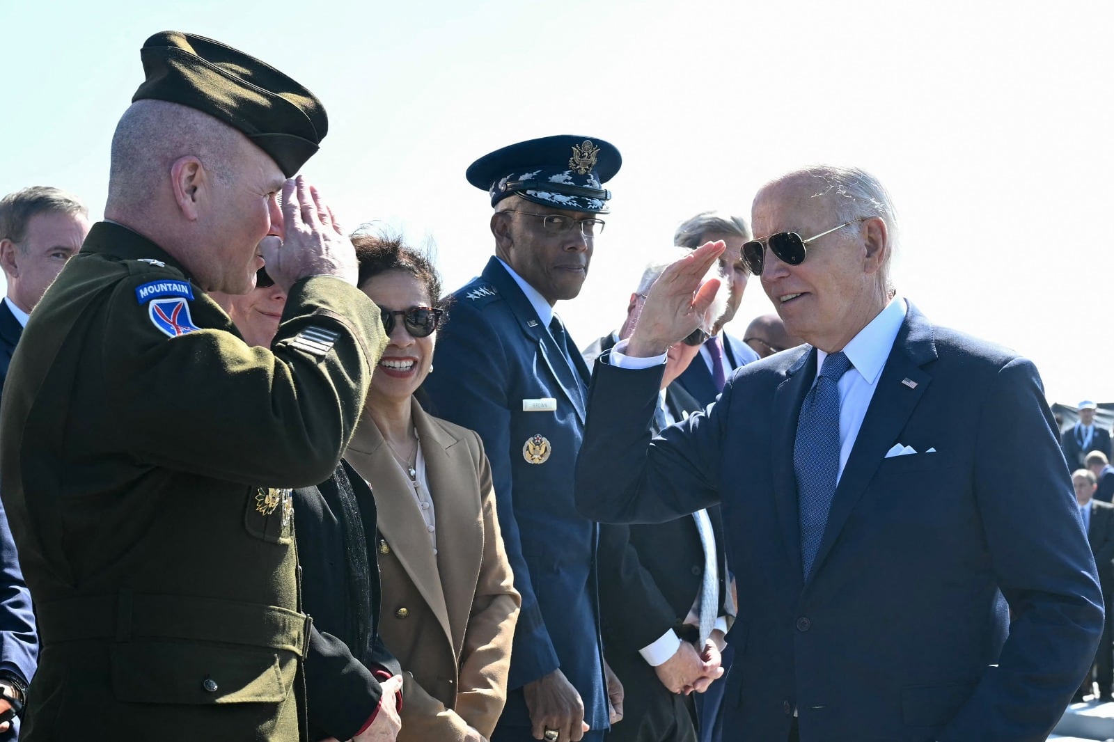 Biden saluda a veteranos en Cricqueville-en-Bessin, noroeste de Francia.