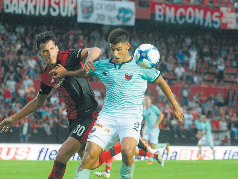 Formica lucha por la pelota.