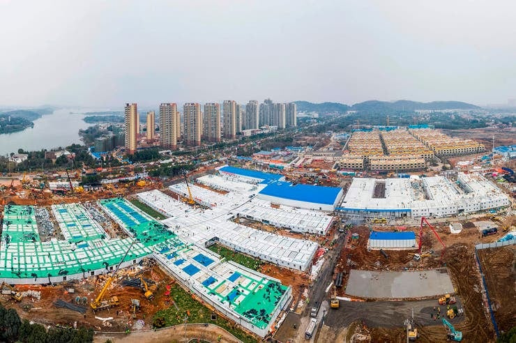 China construyó en 10 días un hospital en Wuhan para tratar el coronavirus.