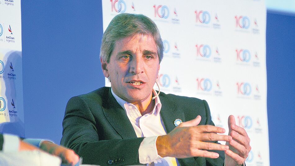 Luis Caputo, presidente del Banco Central, no consigue detener la sangría de reservas.