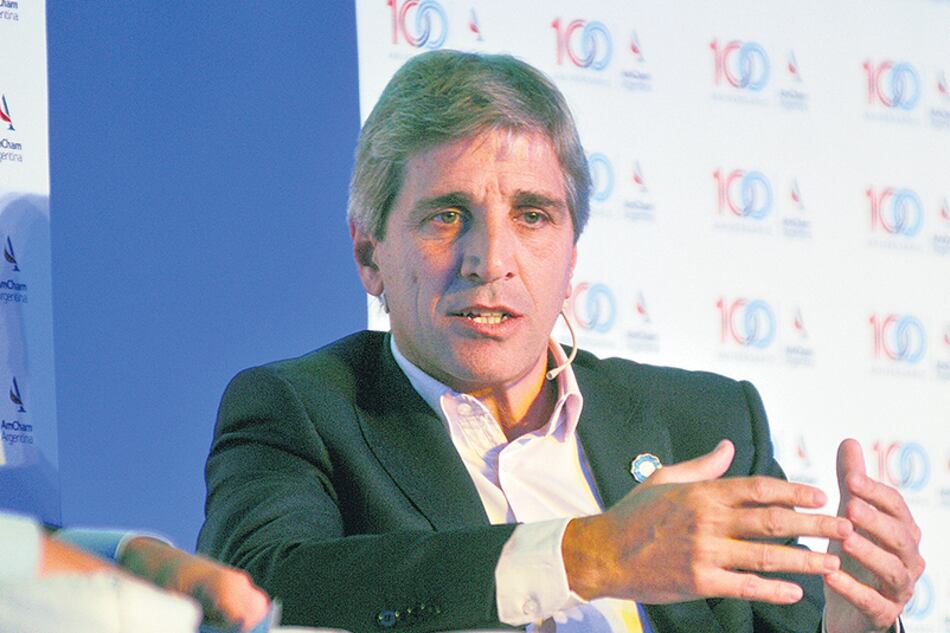 Luis Caputo, presidente del Banco Central, no consigue detener la sangría de reservas.