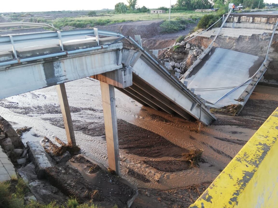 Así quedó el puente que cruzaba el arroyo Los Pozos.