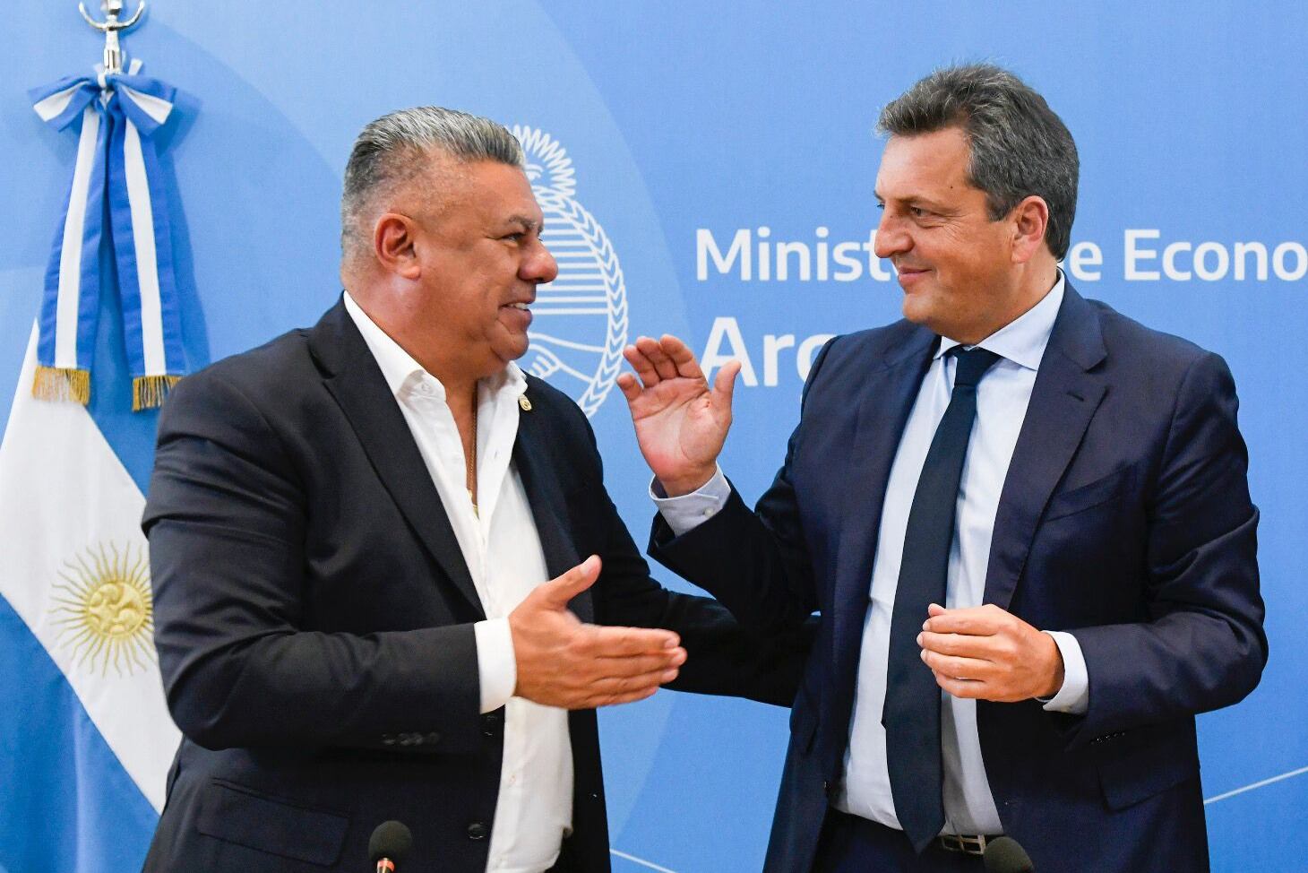 Claudio Tapia y Sergio Massa durante el anuncio de oficialización de la sede.