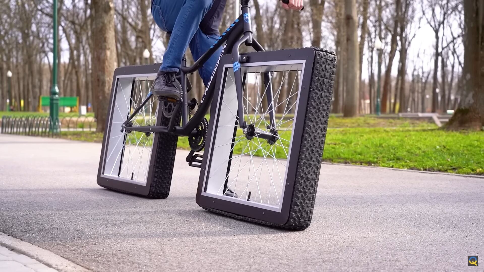 El ingeniero y youtuber ucraniano Sergii Gordieiev inventó una bicicleta con ruedas cuadradas y se hizo viral. Foto: captura de video