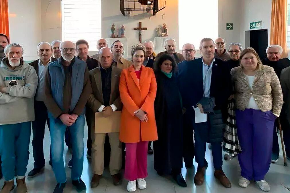 Los diputados de La Libertad Avanza posan junto a los genocidas detenidos.