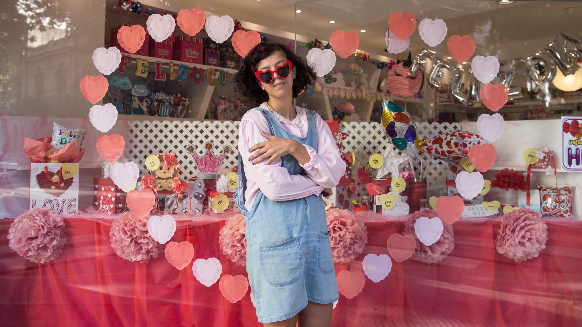 Penny tiene 24 años y una obra construida en base a gestos milénicos, sensibilidad pop y esta cruda realidad.