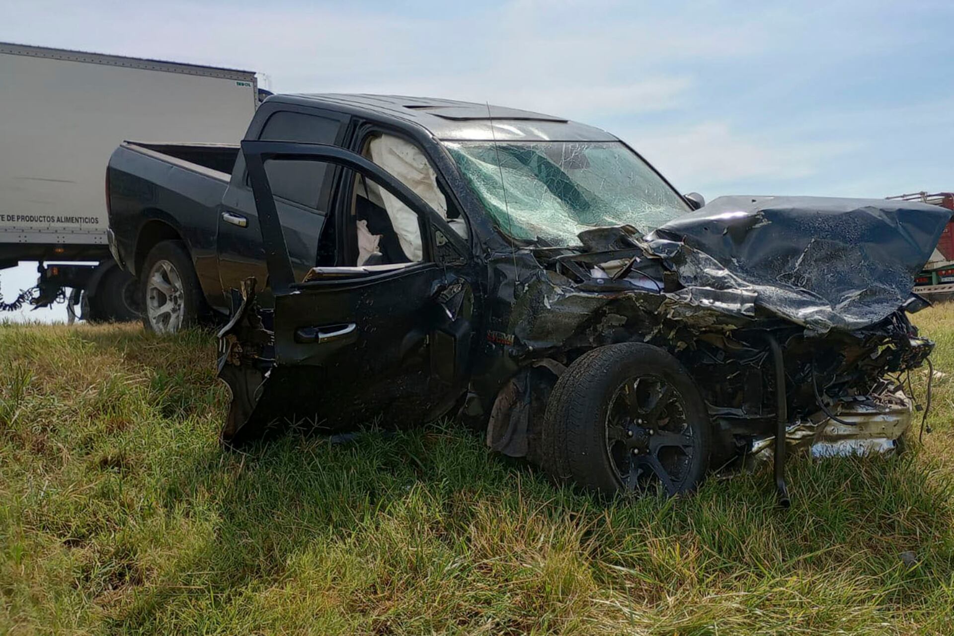 Así quedó la camioneta RAM negra que manejada Michael Díaz cuando chocó de frente a una Kangoo en la ruta 5. Imagen: Corredores viales