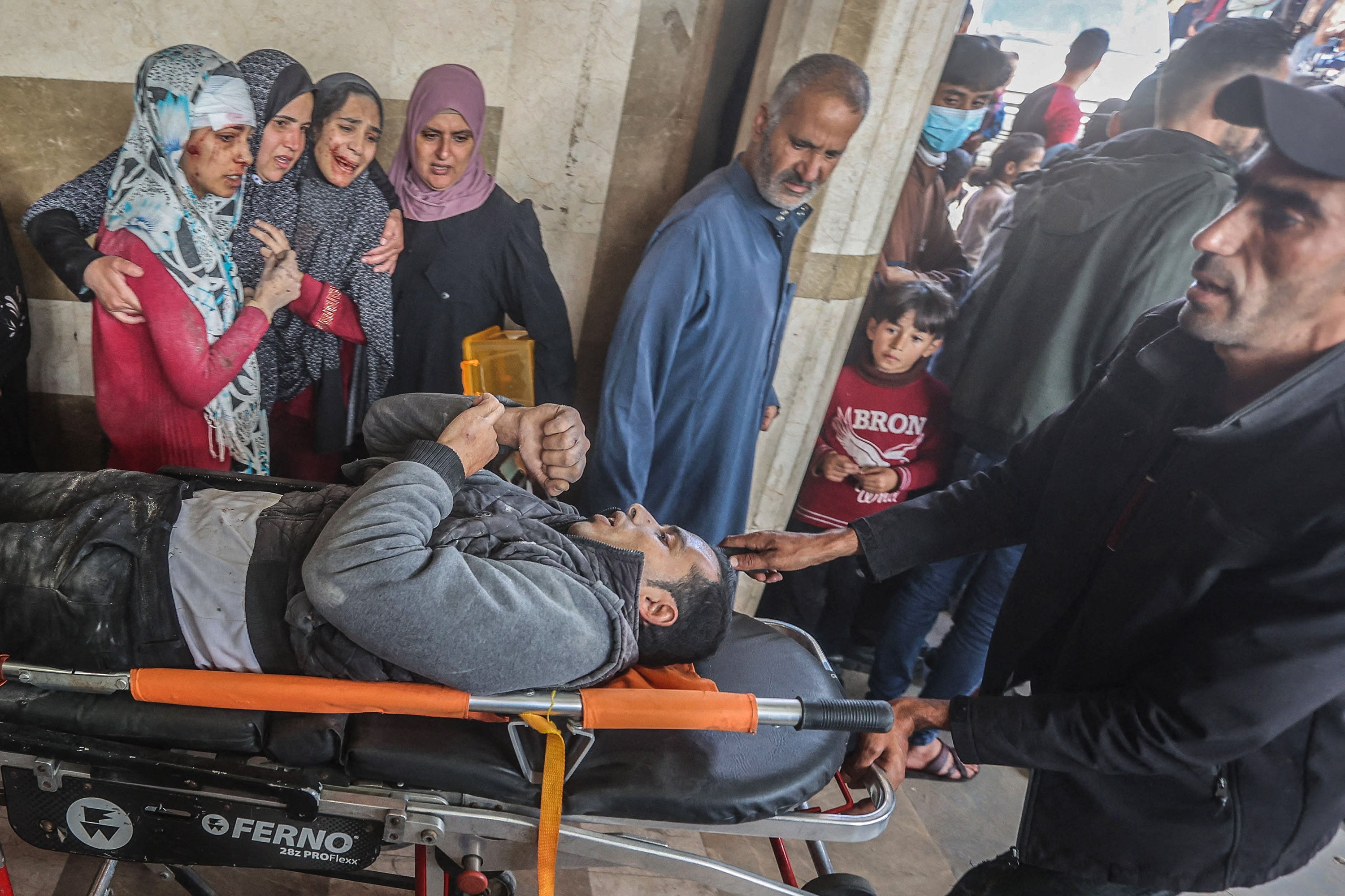 En el hospital de Jan Yunis atienden centenares de heridos y los ataques no cesan.