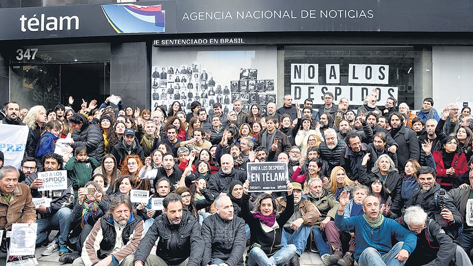 Trabajadores y diputados realizaron un abrazo simbólico a Télam “en defensa de un modelo de medio público bajo control del Estado”.