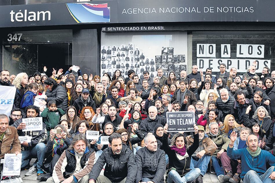 Trabajadores y diputados realizaron un abrazo simbólico a Télam “en defensa de un modelo de medio público bajo control del Estado”.
