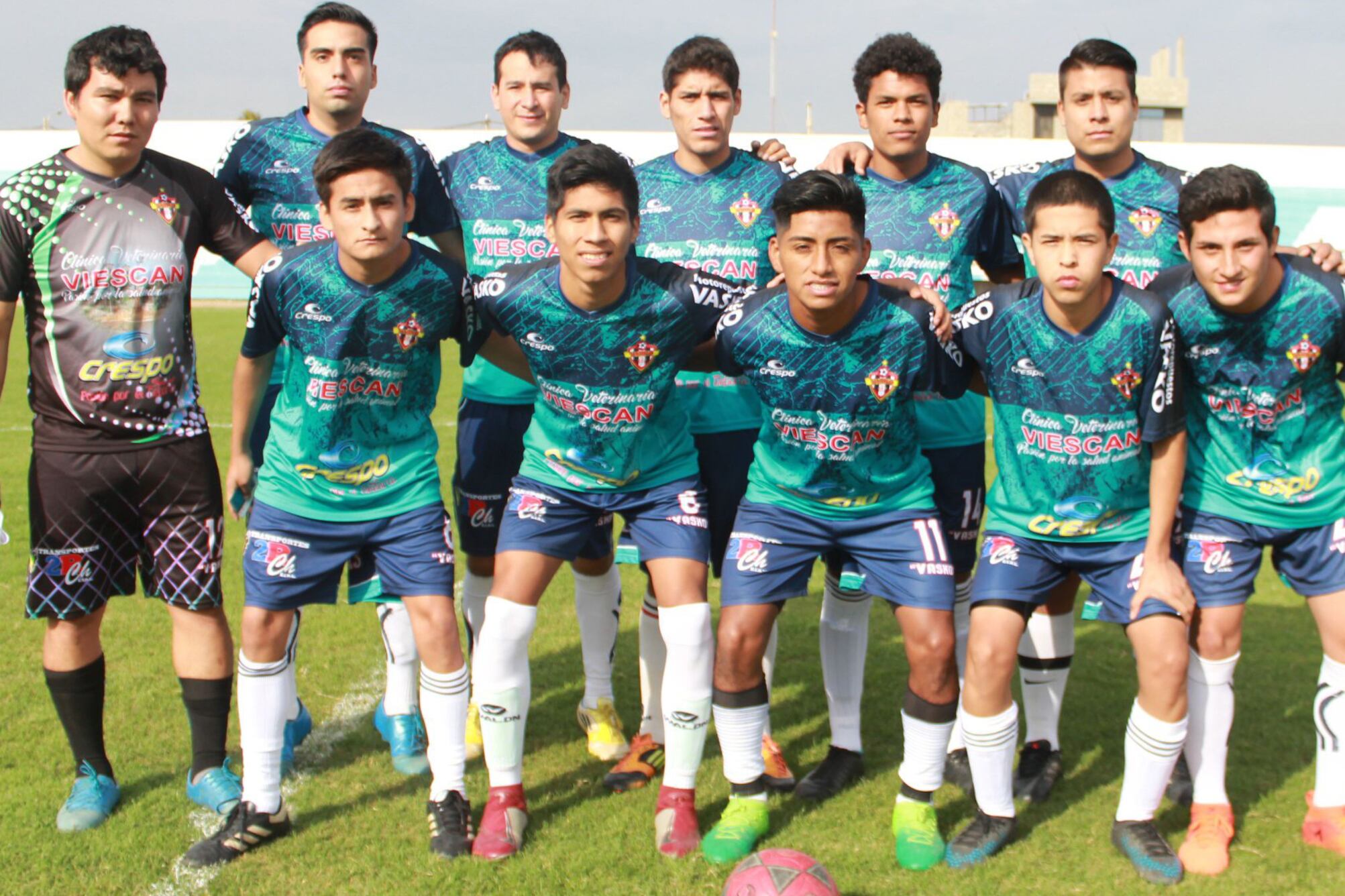 El derrotado Vasko FC posa para la foto antes de la goleada.