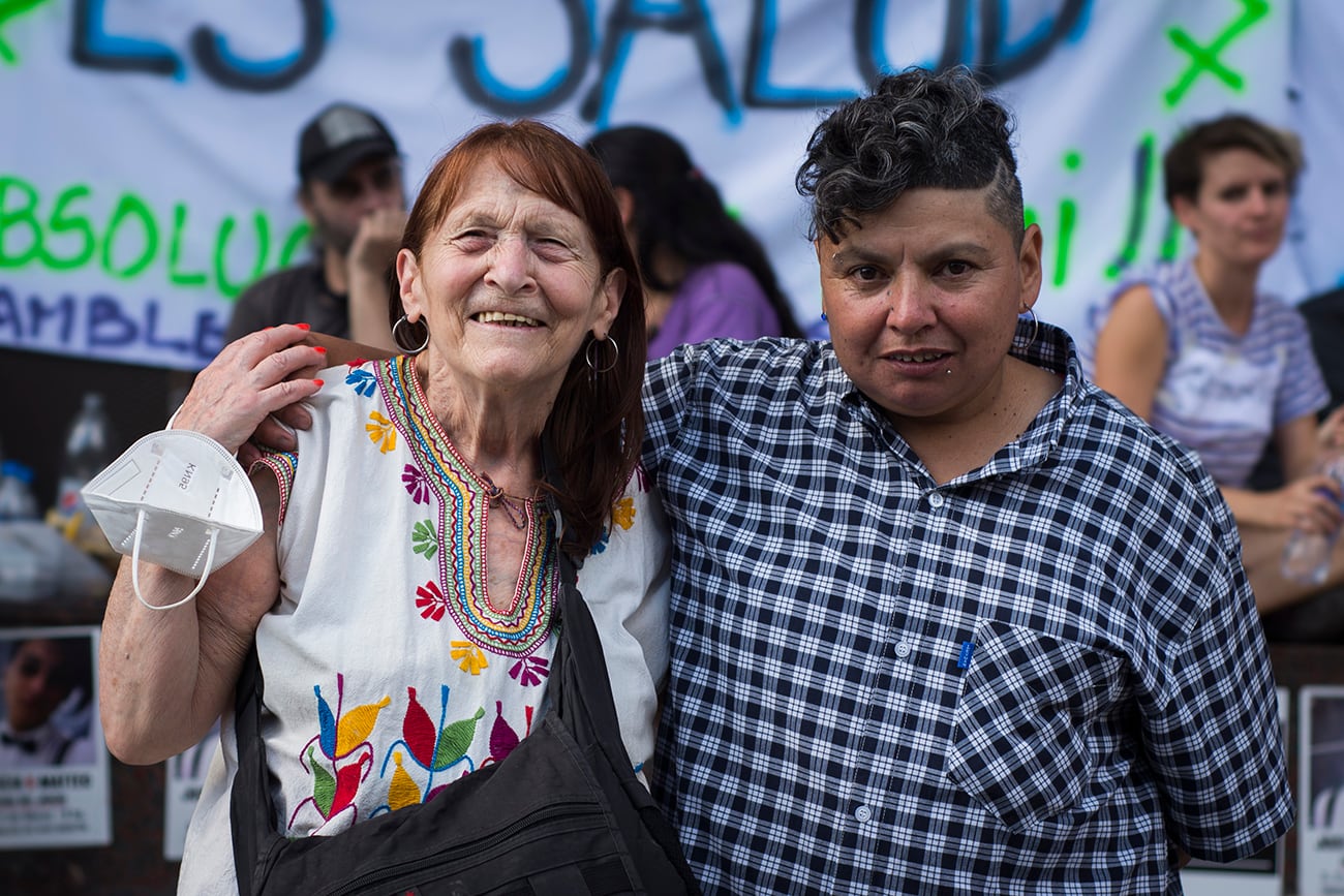 Raquel Disenfeld junto a Higui durante la primera audiencia
