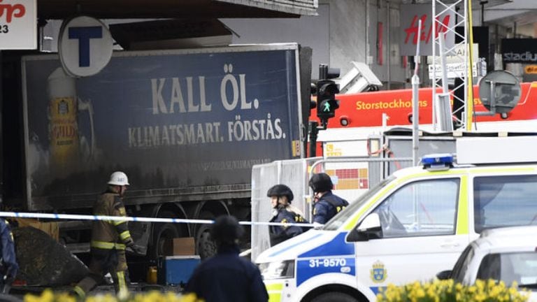 El camión cervecero, incrustado en un comercio.