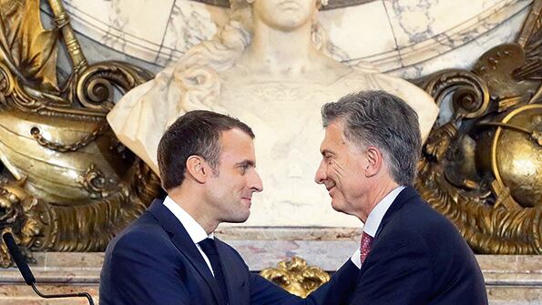 Emmanuel Macron y Mauricio Macri se reunieron en la Casa Rosada y luego almorzaron junto a sus esposas.