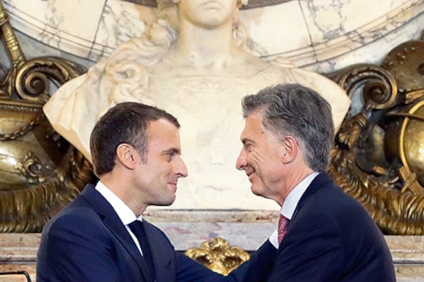 Emmanuel Macron y Mauricio Macri se reunieron en la Casa Rosada y luego almorzaron junto a sus esposas.