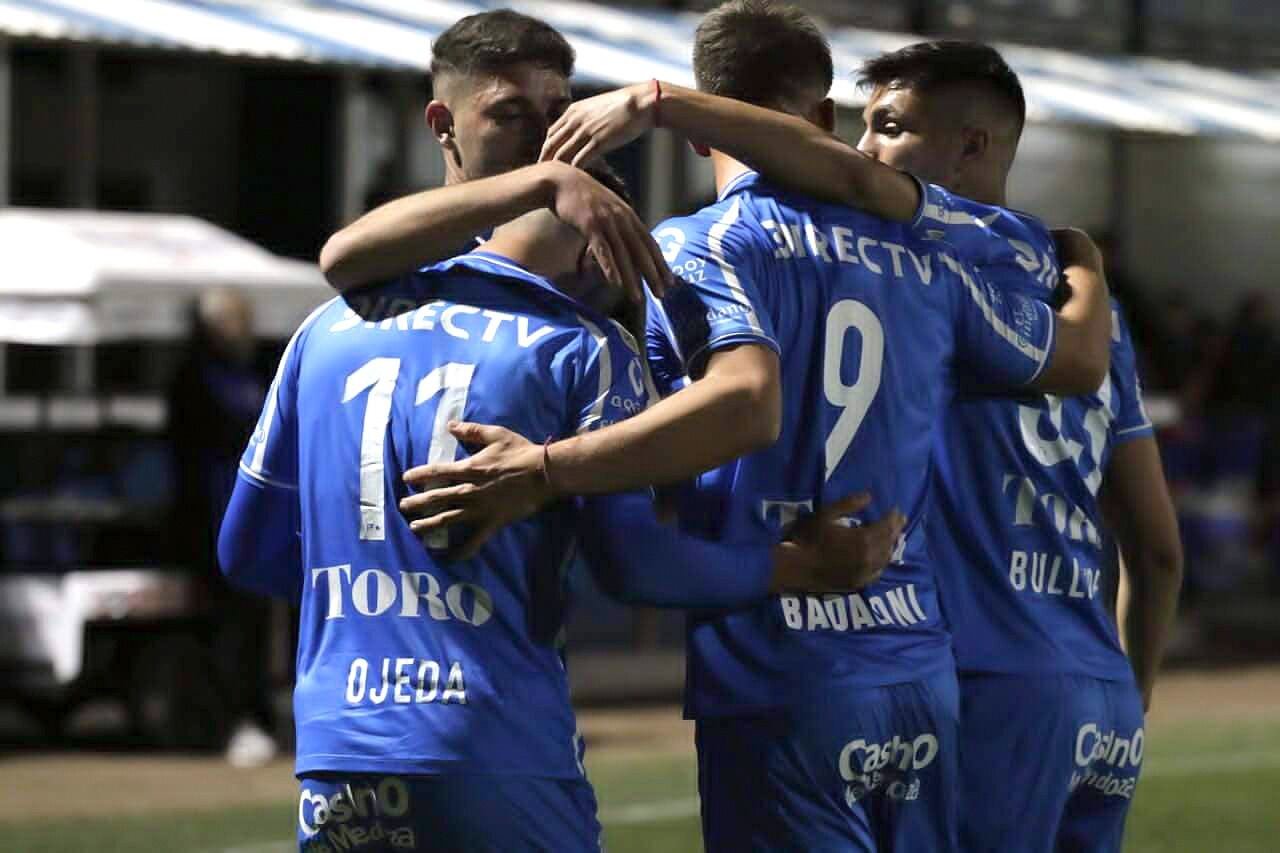 Todo Godoy Cruz festeja el primero de Ojeda, de penal. 