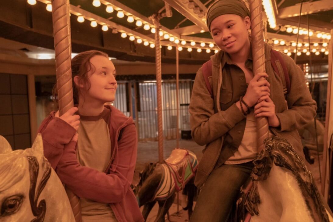 Ellie (Bella Ramsey) y Railey (Storm Reid) en el capítulo en que se darán su primer y único beso.