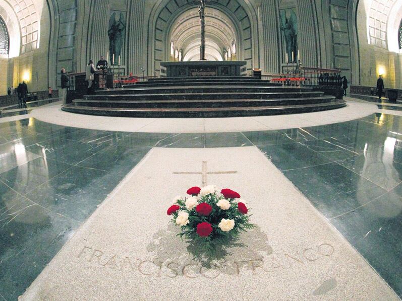 El Parlamento instó a que se saque a Franco del Valle de los Caídos.