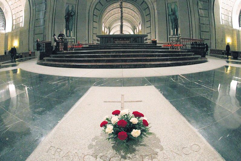 El Parlamento instó a que se saque a Franco del Valle de los Caídos.