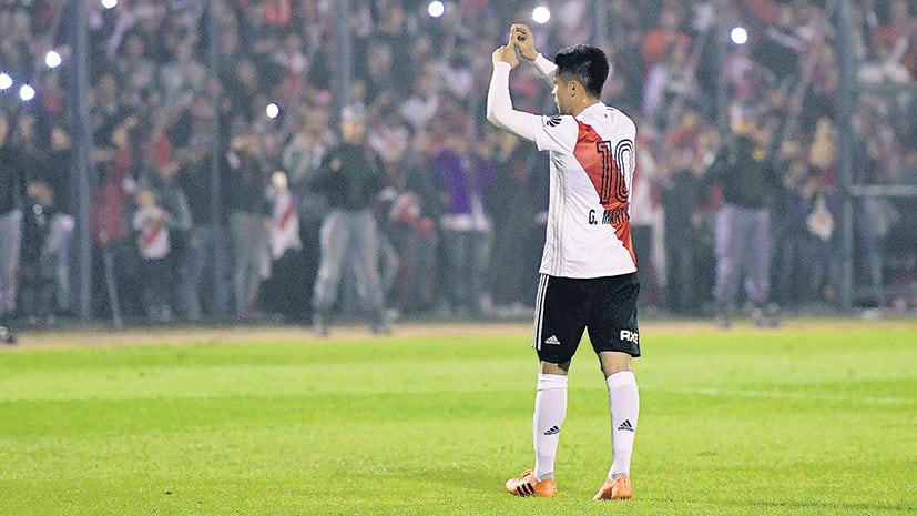 El Pity Martínez festeja el primero de River, tras un penal bien ejecutado por el diez.
