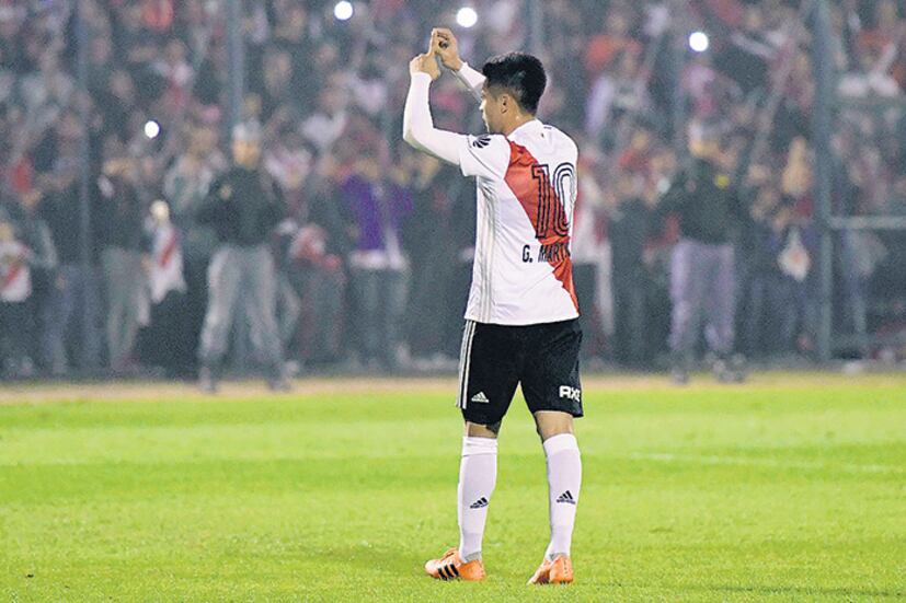El Pity Martínez festeja el primero de River, tras un penal bien ejecutado por el diez.